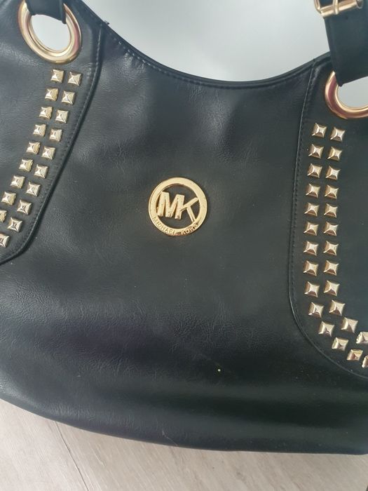 Torebka czarna z ćwiekami na ramię