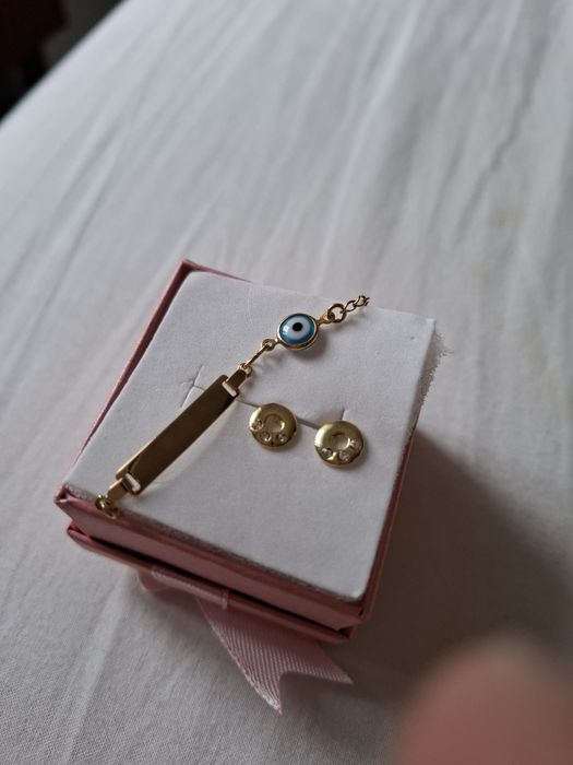Pulseira infantil e brinco ambos com banho de ouro 18k