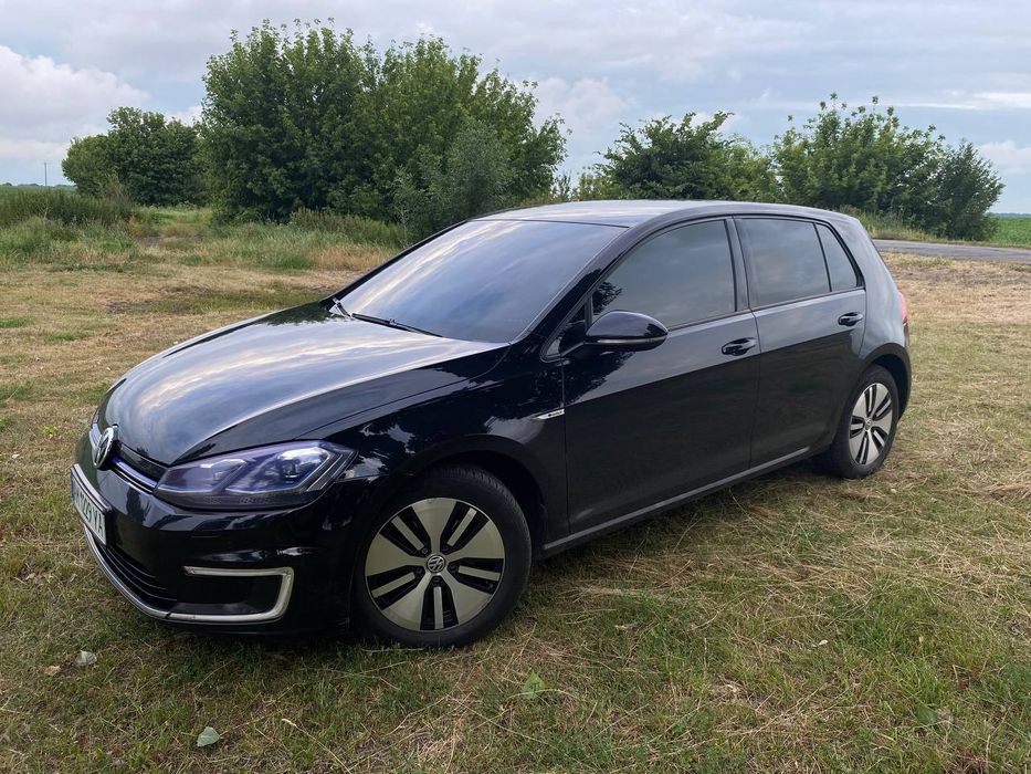 Продам Volkswagen e-Golf 2017