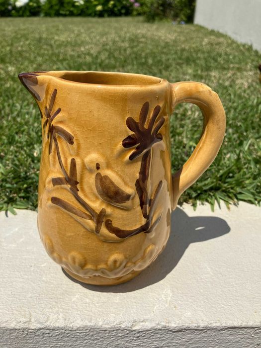 Caneca laranja com flores
