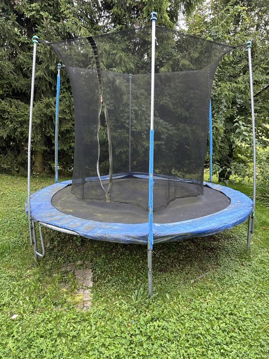 Plac zabaw. Huśtawka zjezdrzalnia trampolina