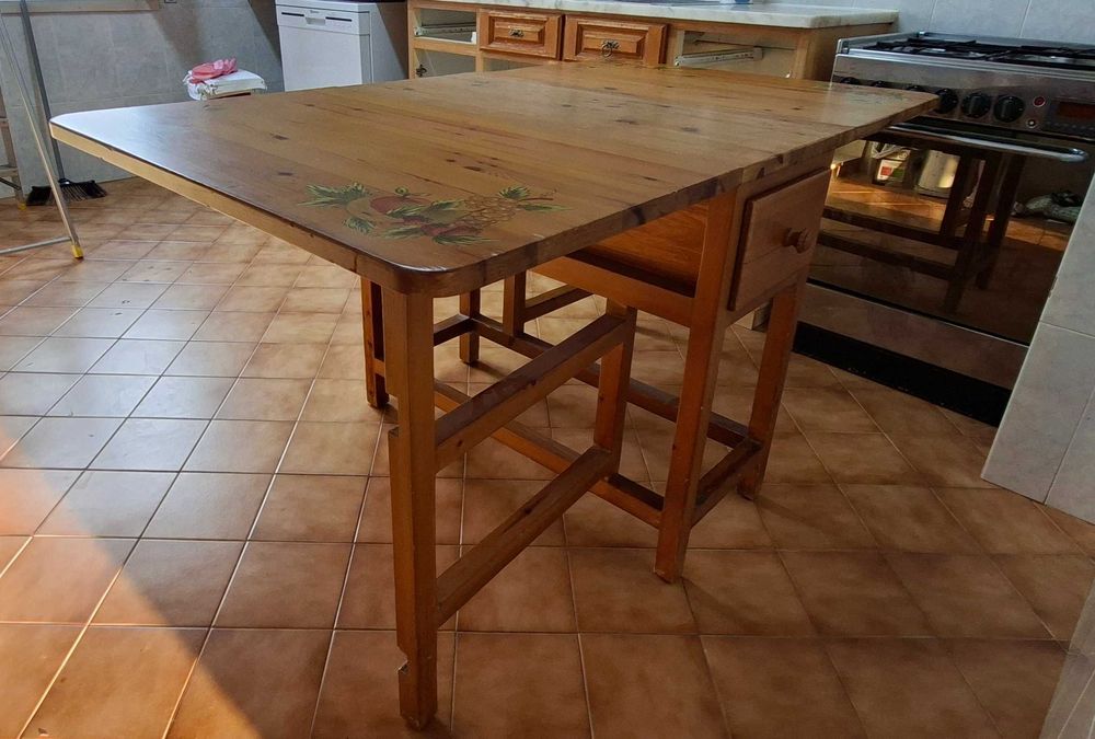 Mesa dobrável em madeira maciça