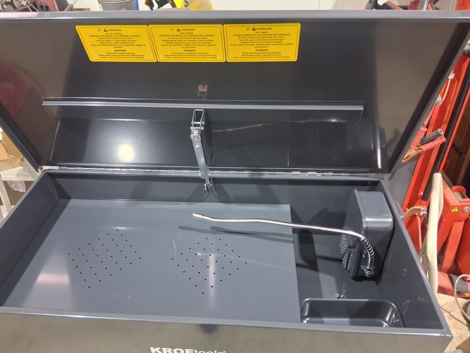 Maquina lavar peças  + liquido lavagem.