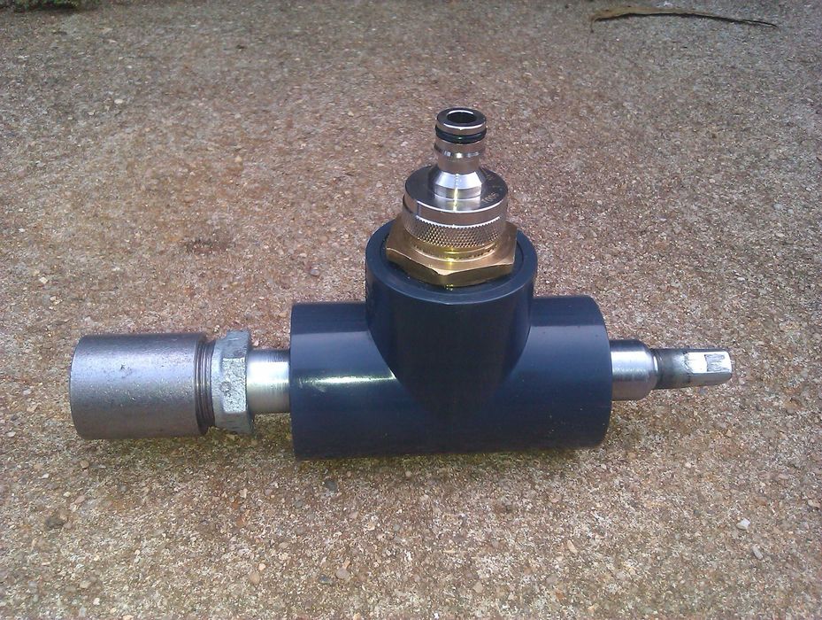 Injector de líquidos para perfuração ou mistura de ingredientes