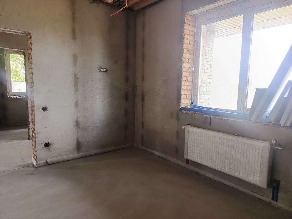 Будинок в передмісті з великою земельною ділянкою, чистовий