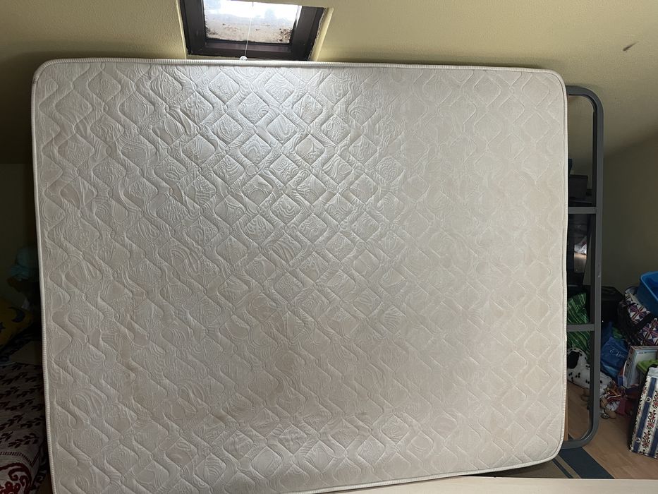 Cama+colchão+estrado+mesa de cabeceira