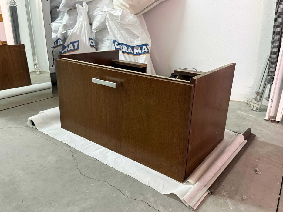 Móvel casa de banho castanho com lavatório e torneira cromada