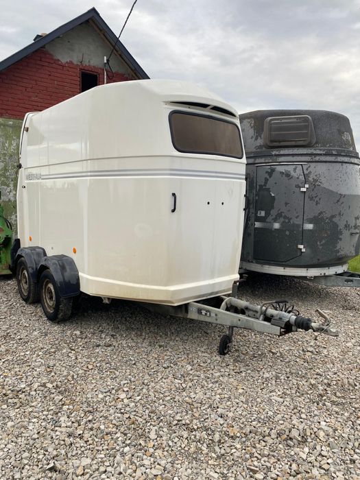 Przyczepa do przewozu koni