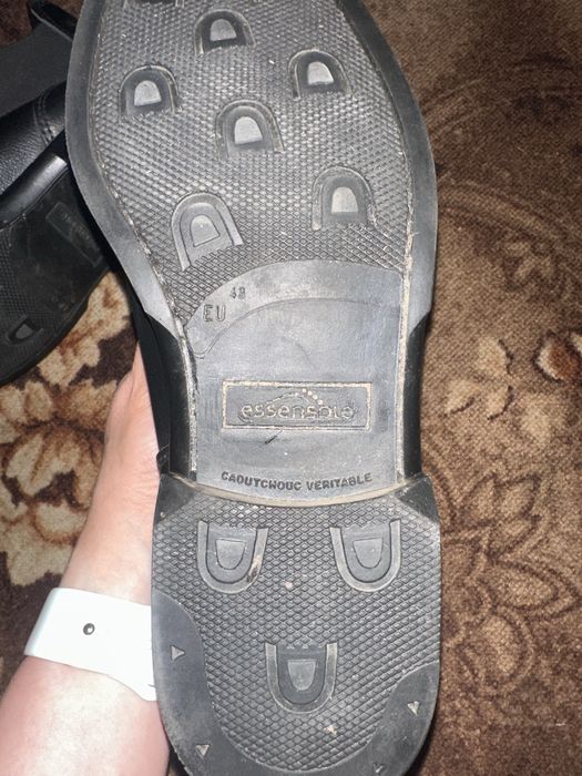 Продам Взуття Essensole