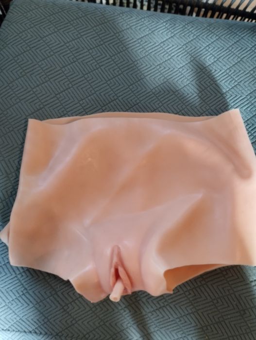 Majtki gaf.dla kobiety trans podkreslające pupę.
