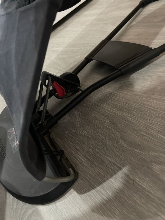 Espreguiçadeira/Bouncer babybjörn com brinquedo de madeira