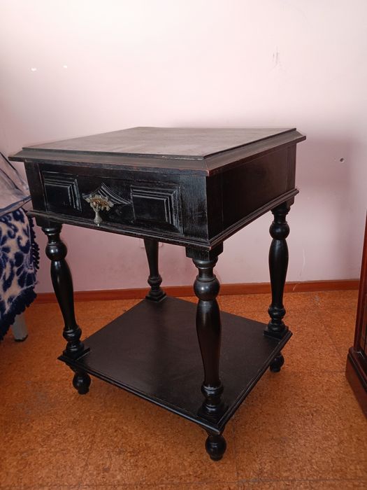 Par de mesinhas de cabeceira vintage em madeira maciça