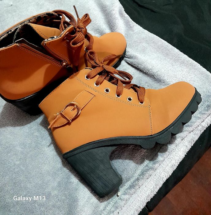 Botins de salto cor caramelo