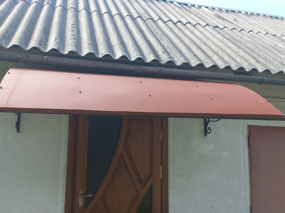 Дашок для будинку над дверима