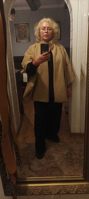 Poncho damskie plaszczowe, w kolorze karmelowym.