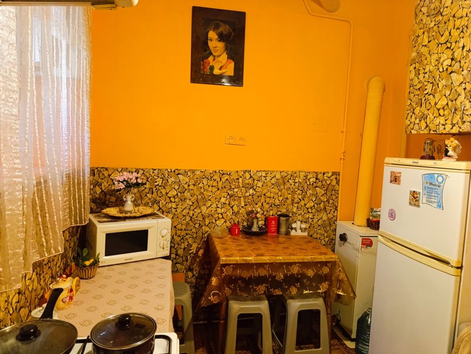Сдаётся от хозяики 1 ком . квартира  в близи ЖД .5 спальных мест.
