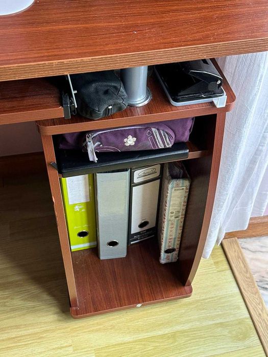 Secretaria em madeira com 2 gavetas, para estudantes.