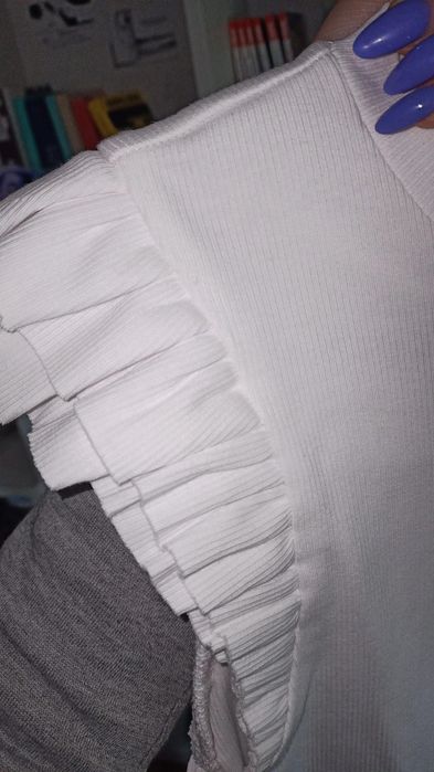 biała koszulka w stylu crop top