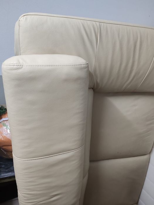 Conjunto de sofás brancos em pele.