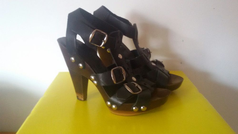 Vendo uma sandalias em pele n36