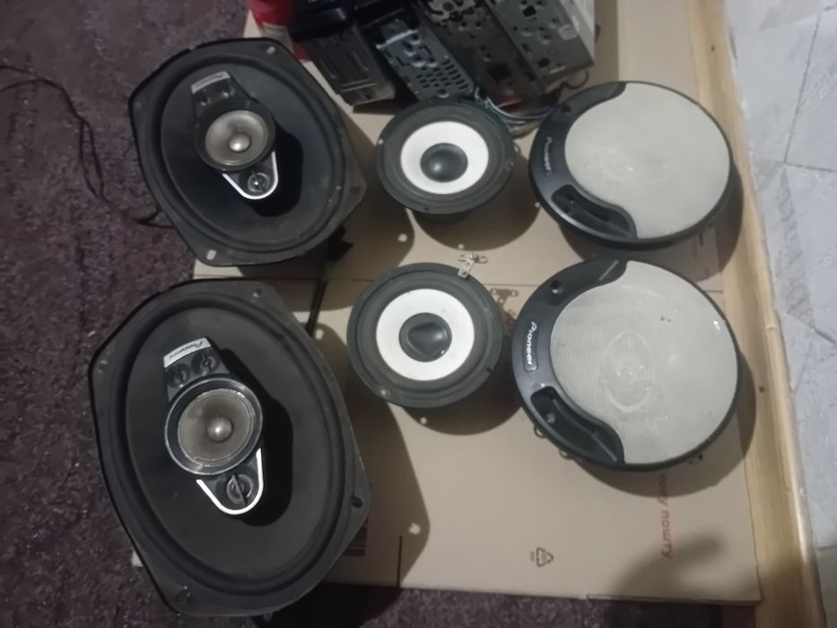 Продам динаміки і магнітолу