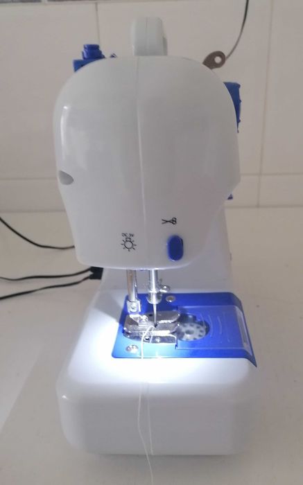 Máquina costura portátil Incasa 220v e pilhas