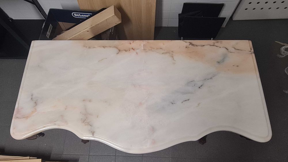 Consola de estilo medieval em madeira e mámore