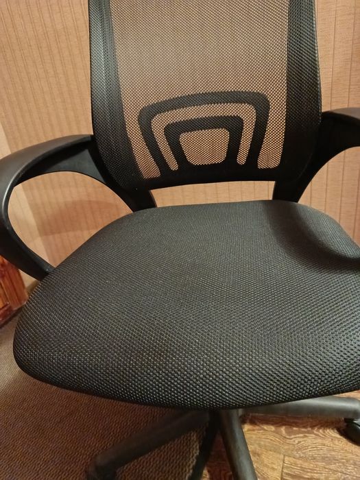 Стілець -крісло офісне в дуже гарному стані можна сказати новий