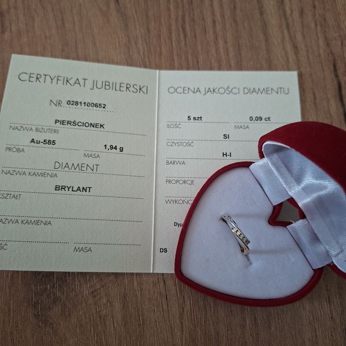 Pierścionek zaręczynowy