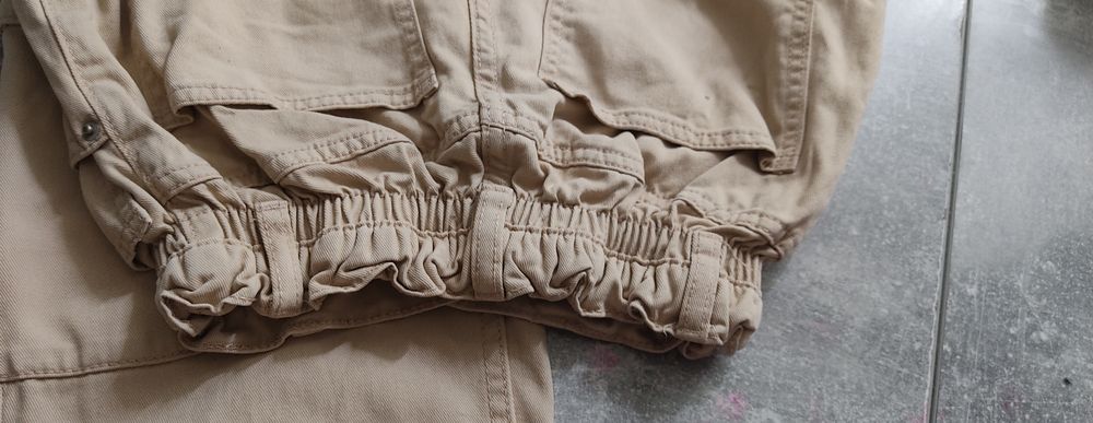 Spodnie bojówki dla dziewczynki podkreślające talię