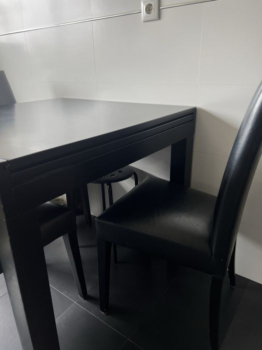 Mesa e 4 cadeiras lacado em preto