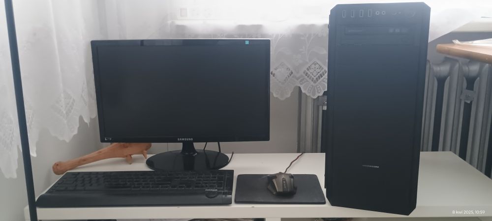Komputer Stacjonarny, Monitor 22", klawiatura podświetlana, mysz, pad