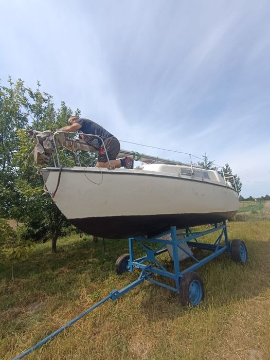 Łódź kabinową z wózkiem slipowym
