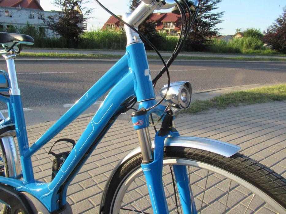 Śliczny rower elektryczny Cube  koła 28 silnik Bosch