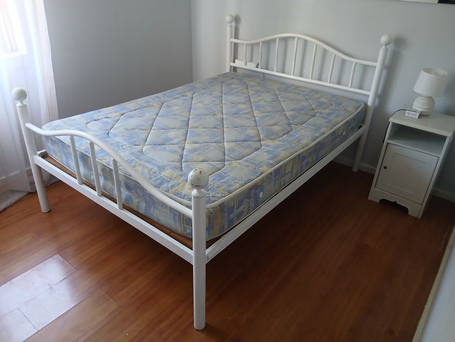 Cama casal com estrado e colchão