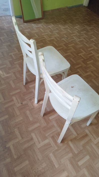 Porzadne dwa krzesla drewniane