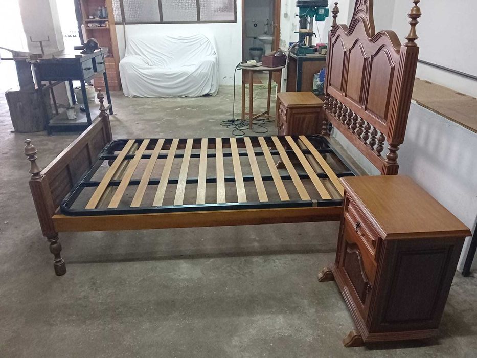Cama de casal com mesinhas de cabeceira