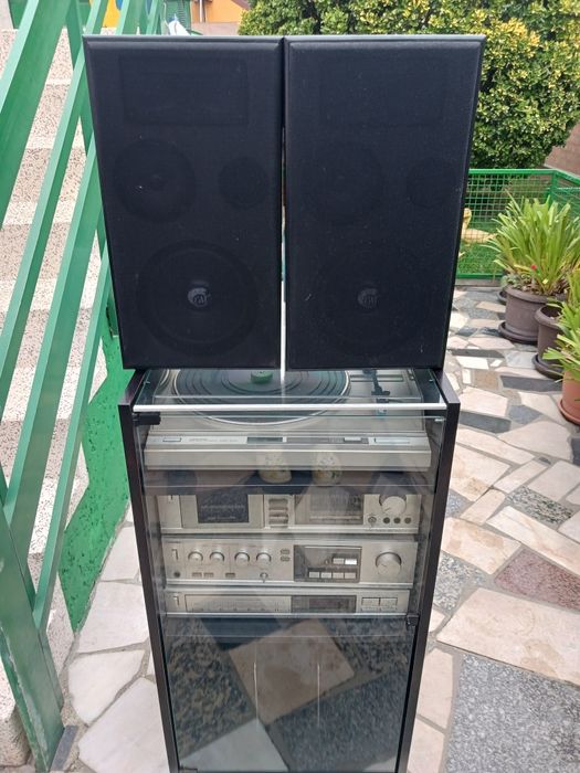 Aparelhagem marca TOSHIBA com 4 aparelhos,vide,cassete,gira discos,rádio,e microfóne