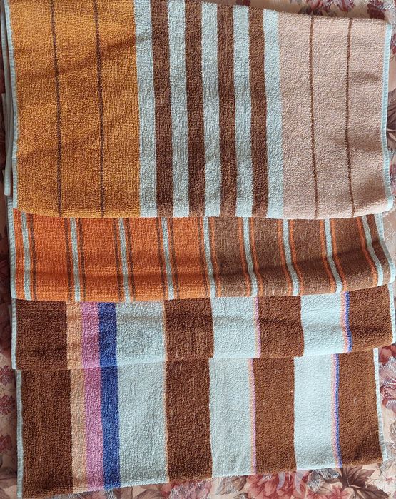 Рушникі для рук  різними полосками.