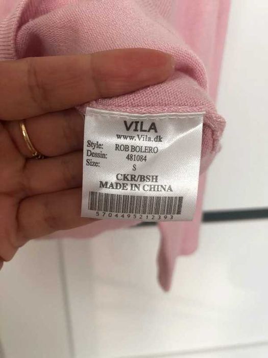 Sweterek pudrowy róż z perełką 3/4 Vila S