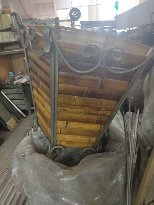 Великий вазон для квітів