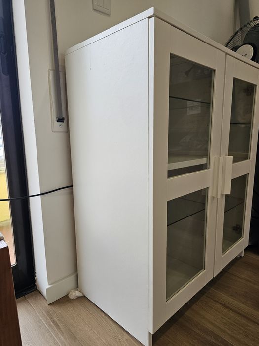 Aparador/Vitrina branca com portas de vidro