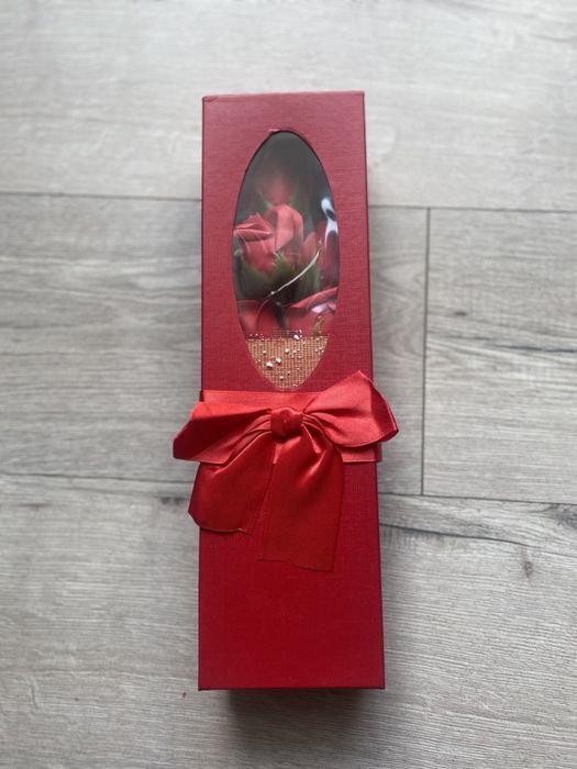 Czerwona Wieczna Róża LED w eleganckim pudełku – idealny prezent