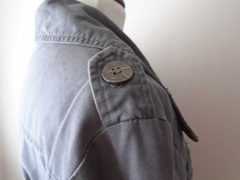 Casaco gabardine estilo militar cinzento