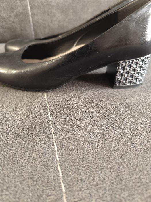 Piękne buty damskie,skóra,obcas r.37
