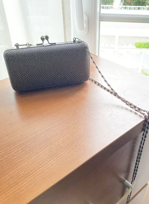 Lindíssima clutch / pochete, metálica, preta