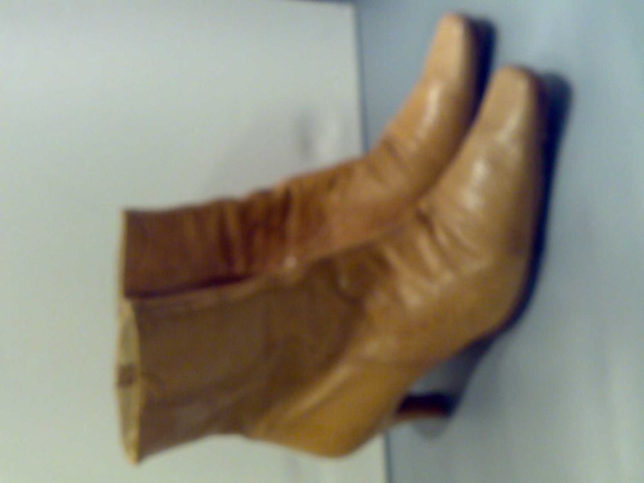 Botas em pele usadas em bom estado