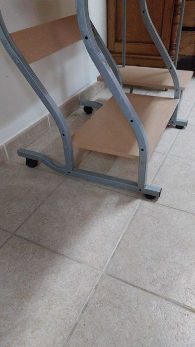 Secretária com apoios, divisórias e arrumação, de metal e madeira