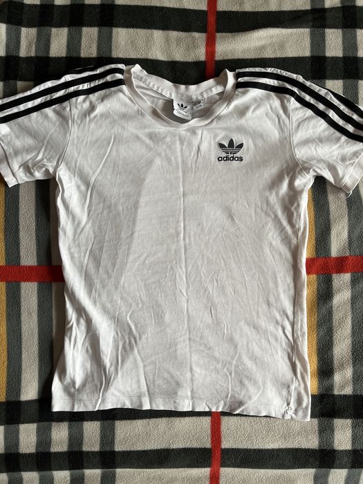 футболка Adidas.