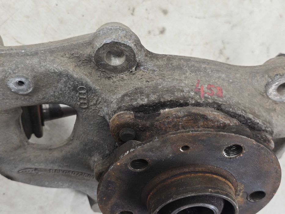 AUDI A4 B8 A5 8T PRZED LIFT 07-11 Zwrotnica prawa przód przednia 8K0407258G